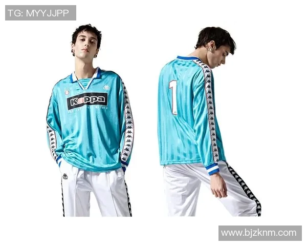 潮流与运动融合男球星卫衣连帽造型展现个性足球风采