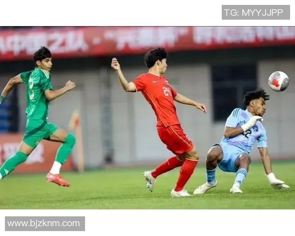 绝杀时刻：足球星巧妙瞬间引爆全场激情，绝妙进球成就经典传奇